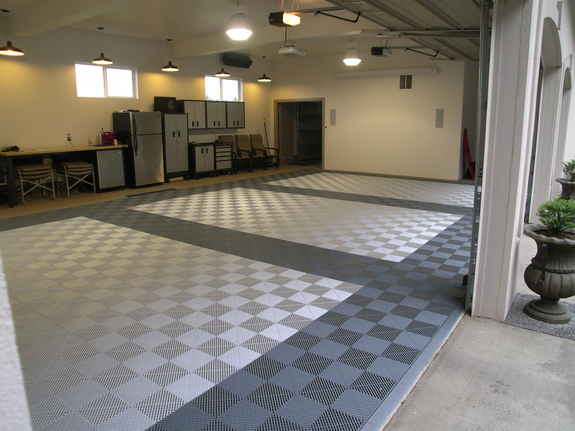 Comparisons chart showing METRIC modular flooring versus concrete coatings, including installation, cracks, chemicals, waiting time, modification, cleanliness, peeling, and portability.